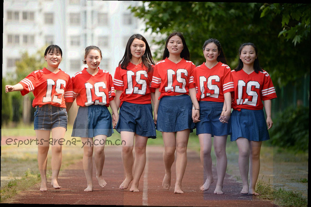 暗色设备与客服耳麦剪影，紫色光效勾勒轮廓，画面中无人物面部